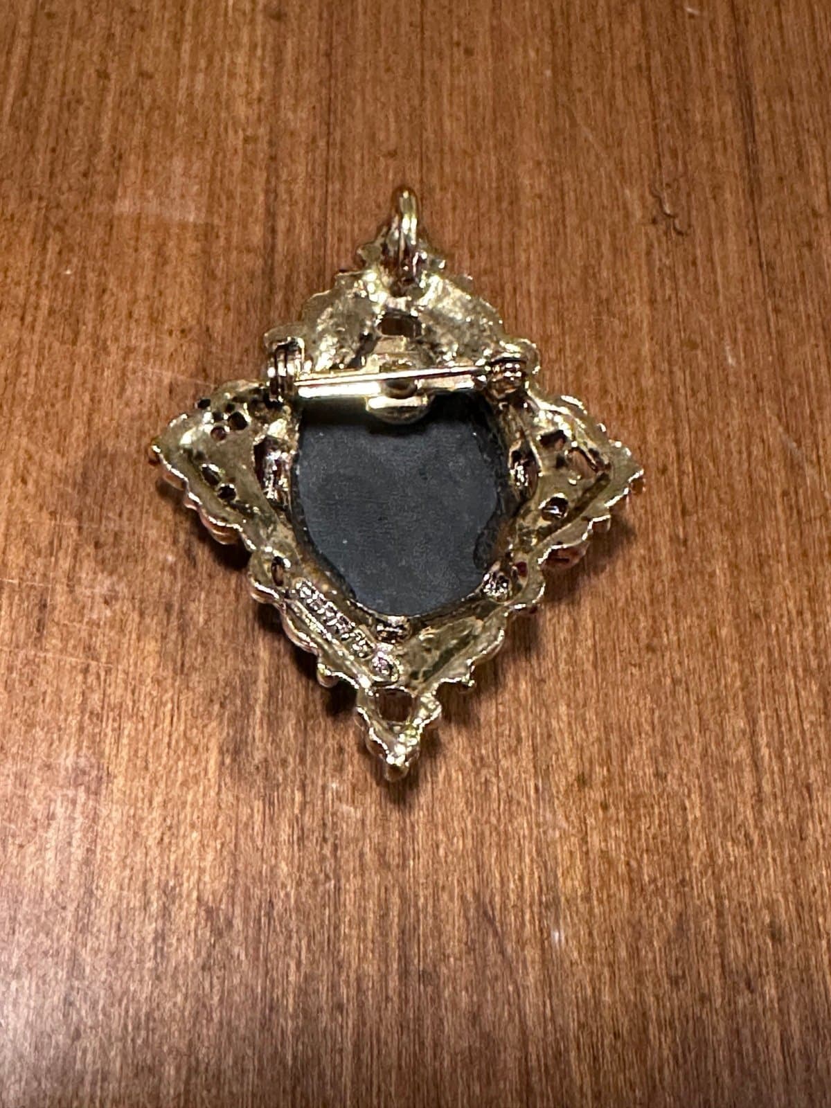 VINTAGE GERRYS GOLD TONE CAMEO BROOCH SIGNED - Thumbnail 2