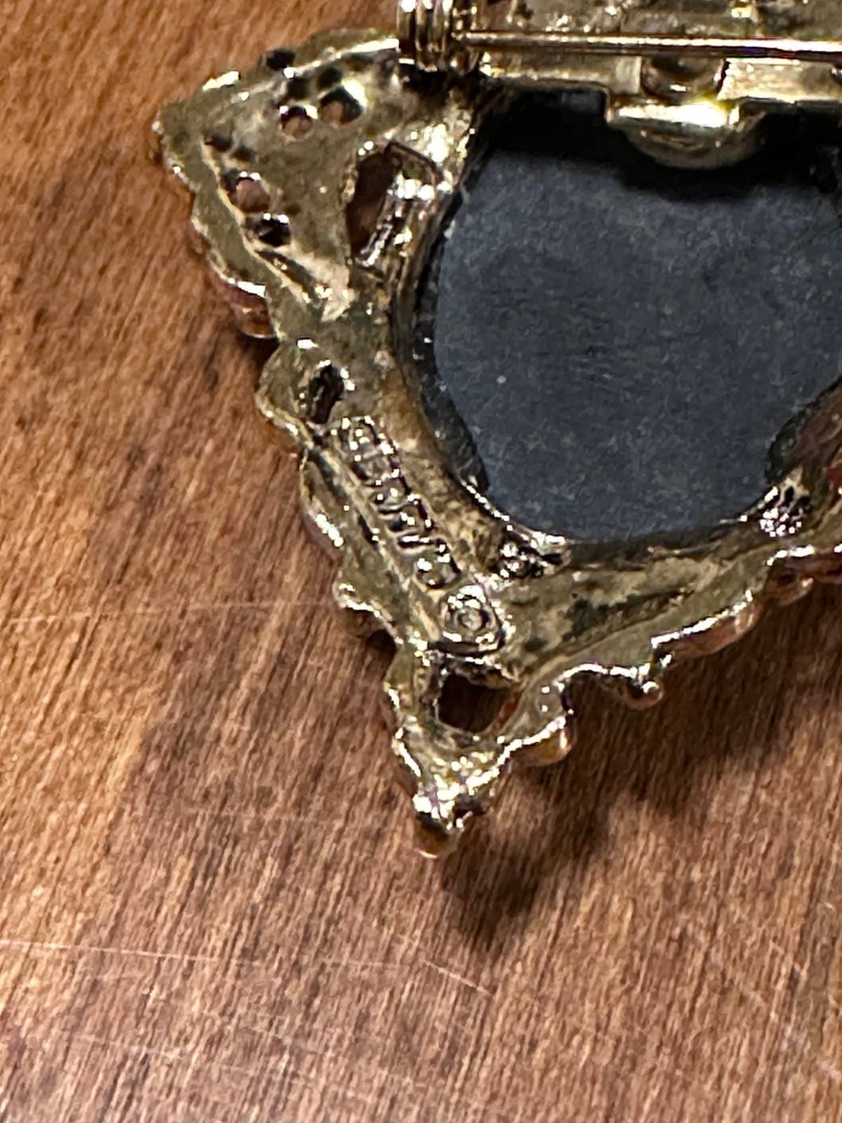 VINTAGE GERRYS GOLD TONE CAMEO BROOCH SIGNED - Thumbnail 3
