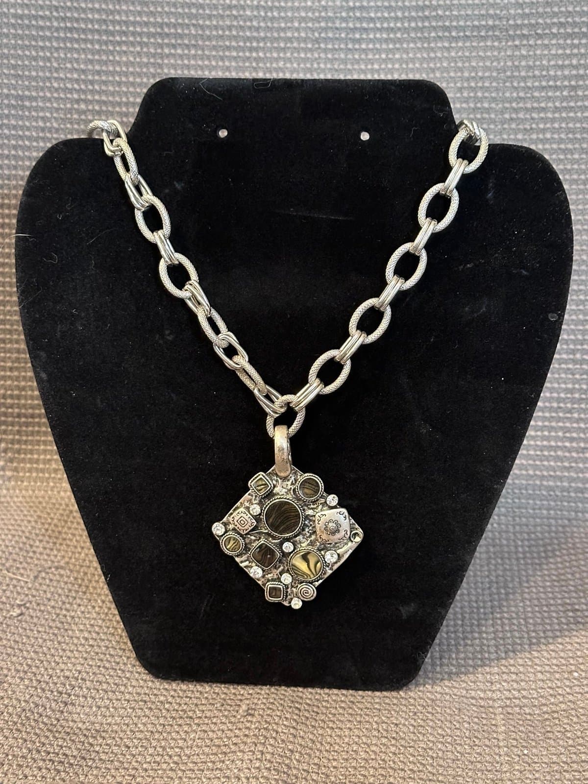 Trendy thick chain linked 22” silver necklace!