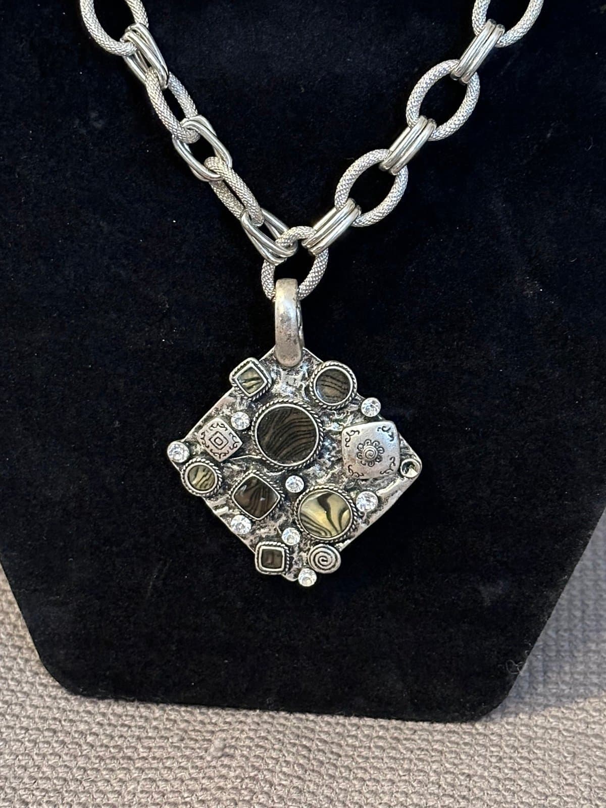 Trendy thick chain linked 22” silver necklace! - Thumbnail 2
