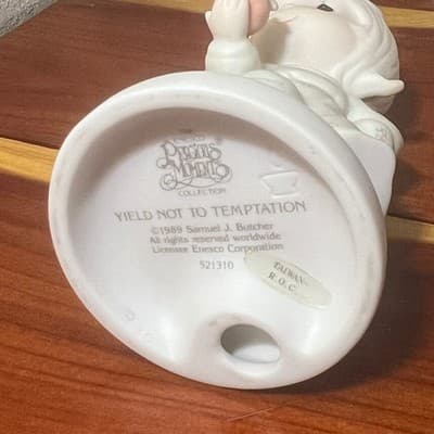 Precious Moments Yield Not To Temptation Girl with Apple Figurine #521310 1989 - Thumbnail 4