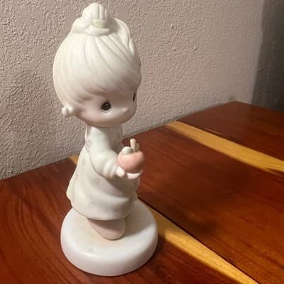 Precious Moments Yield Not To Temptation Girl with Apple Figurine #521310 1989 - Thumbnail 3