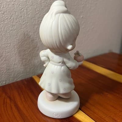 Precious Moments Yield Not To Temptation Girl with Apple Figurine #521310 1989 - Thumbnail 2