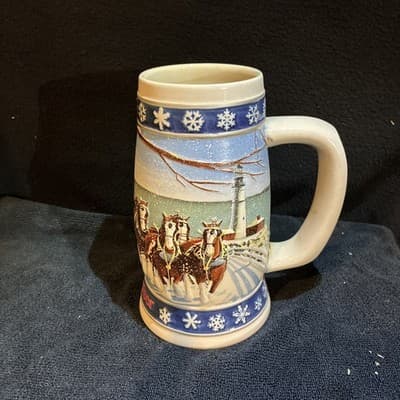 Budweiser Beer Stein 1995 Christmas Ceramic Collectible Lighting The Way Home 3D - Thumbnail 3