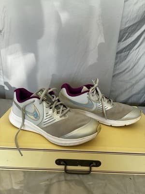 Nike star runner girls silver and purple tennishoes size 6 - Thumbnail 2