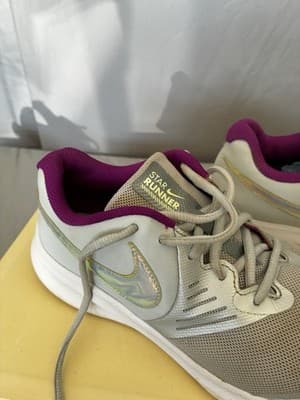 Nike star runner girls silver and purple tennishoes size 6 - Thumbnail 3