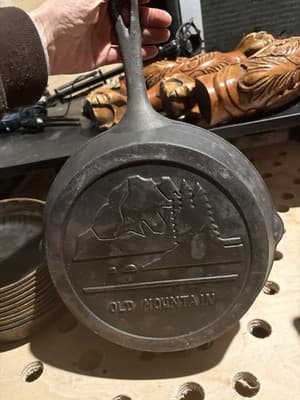 Lodge Cast Iron Skillet And Pans - Thumbnail 6