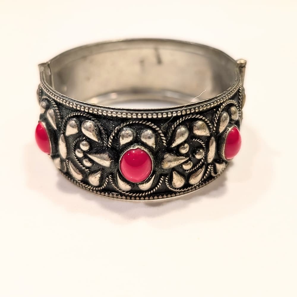 Vintage Italy Repousse Alpacca Silver Floral Cuff Bracelet Red Cabochons - Thumbnail 7