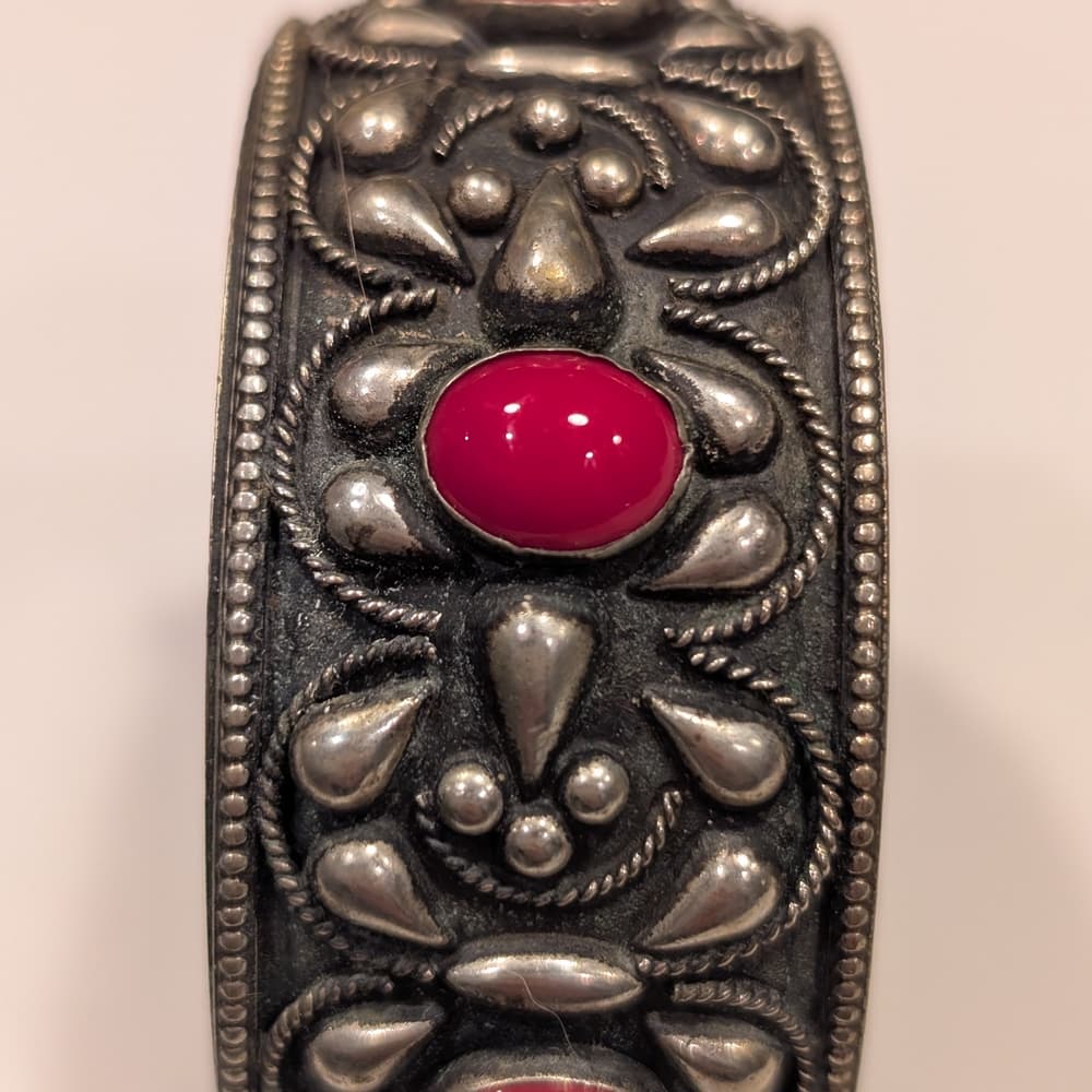 Vintage Italy Repousse Alpacca Silver Floral Cuff Bracelet Red Cabochons - Thumbnail 3