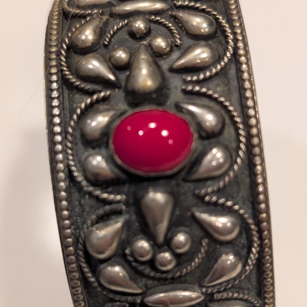 Vintage Italy Repousse Alpacca Silver Floral Cuff Bracelet Red Cabochons - Thumbnail 5
