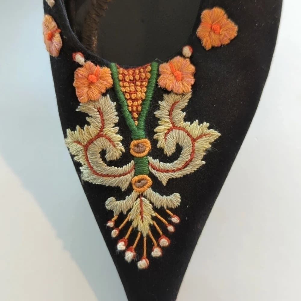 Fendi Vintage Embroidered black satin Boho kitten Heels size 6 - Thumbnail 2
