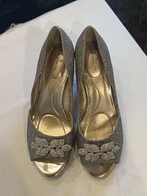 Bandolino Heels Womens 7.5 Brayden Slip On Peep Toe Shimmer Leaf Design Run Big - Thumbnail 2