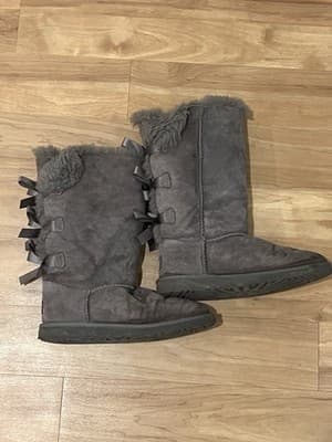 UGG Bailey Bow Tall II Boots Grey Sheepskin Suede Triple Satin Bows Grey Size 4 - Thumbnail 2