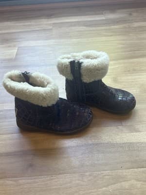 Ugg Girls boots Jorie Croc / girls size 2/ Purple Winter - Thumbnail 2