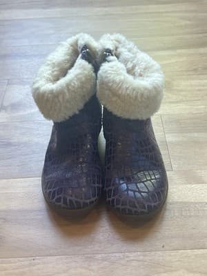 Ugg Girls boots Jorie Croc / girls size 2/ Purple Winter