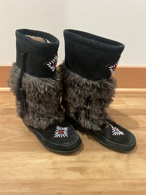 Minnetonka Women 5 Mukluk Moccasin Boots Beaded Black Boho Western Indie Sleaze - Thumbnail 2