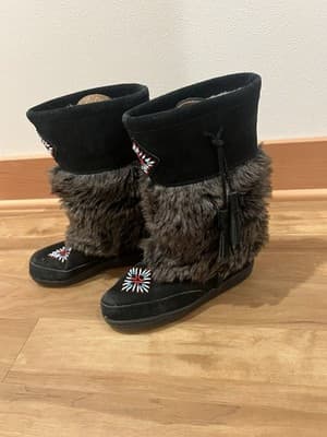 Minnetonka Women 5 Mukluk Moccasin Boots Beaded Black Boho Western Indie Sleaze - Thumbnail 3