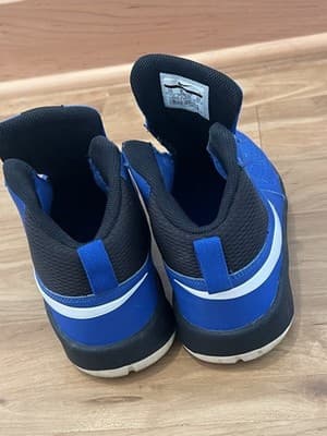 Nike Team Hustle DT Basketball Shoe - Blue / Black Youth Size 7 - Thumbnail 4