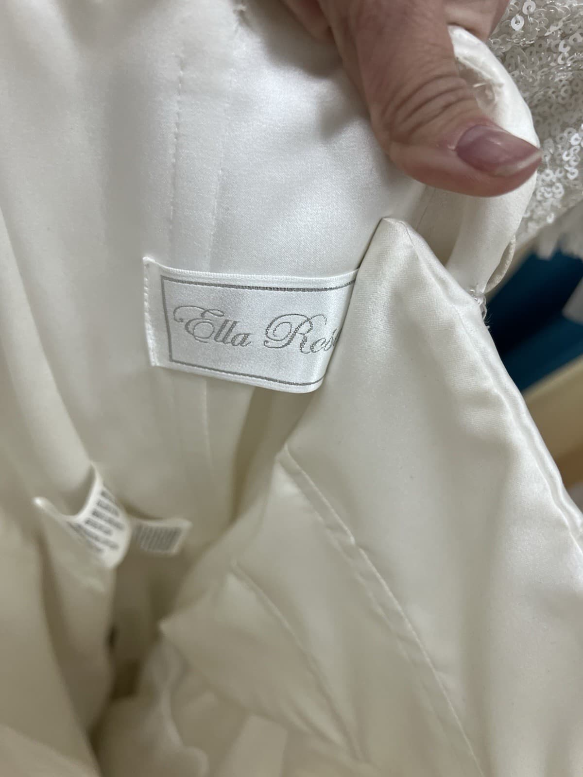 Stunning Ella Rosa Wedding Dress NWT Size 6 Ball Gown Skirt - Thumbnail 3