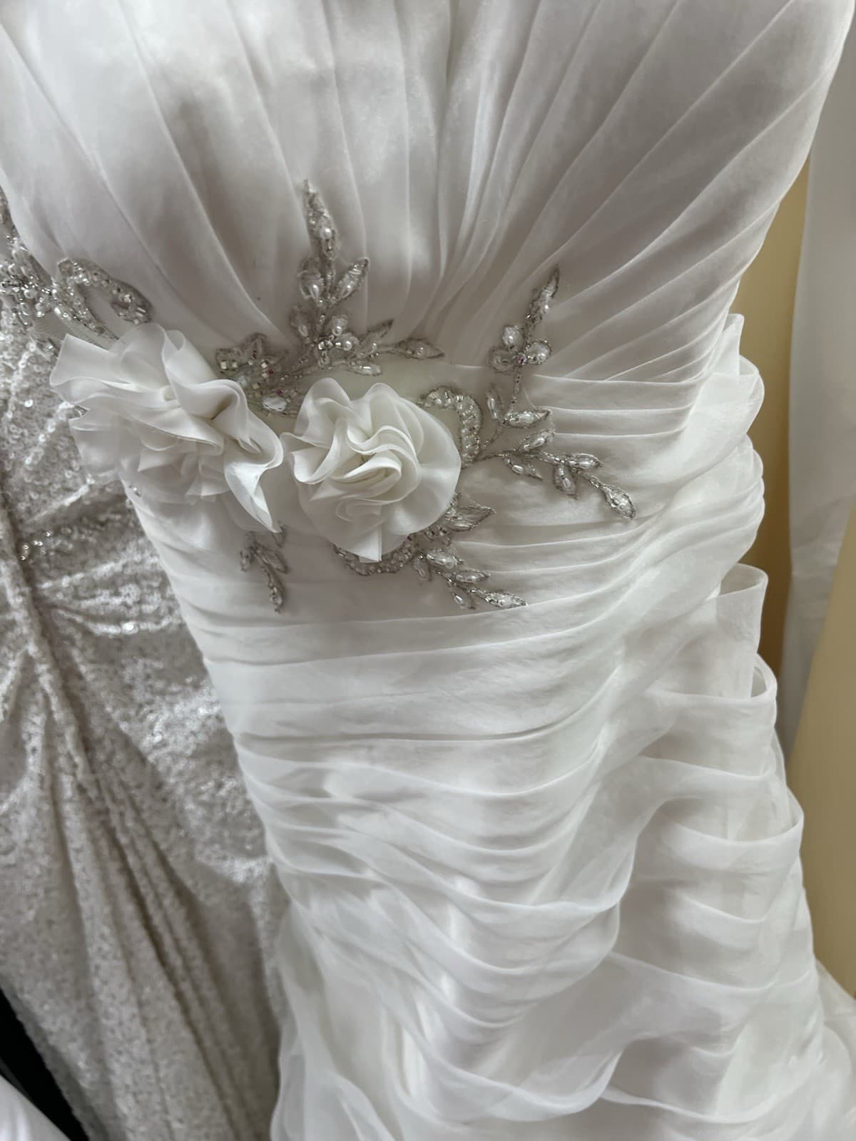 Stunning Ella Rosa Wedding Dress NWT Size 6 Ball Gown Skirt - Thumbnail 2