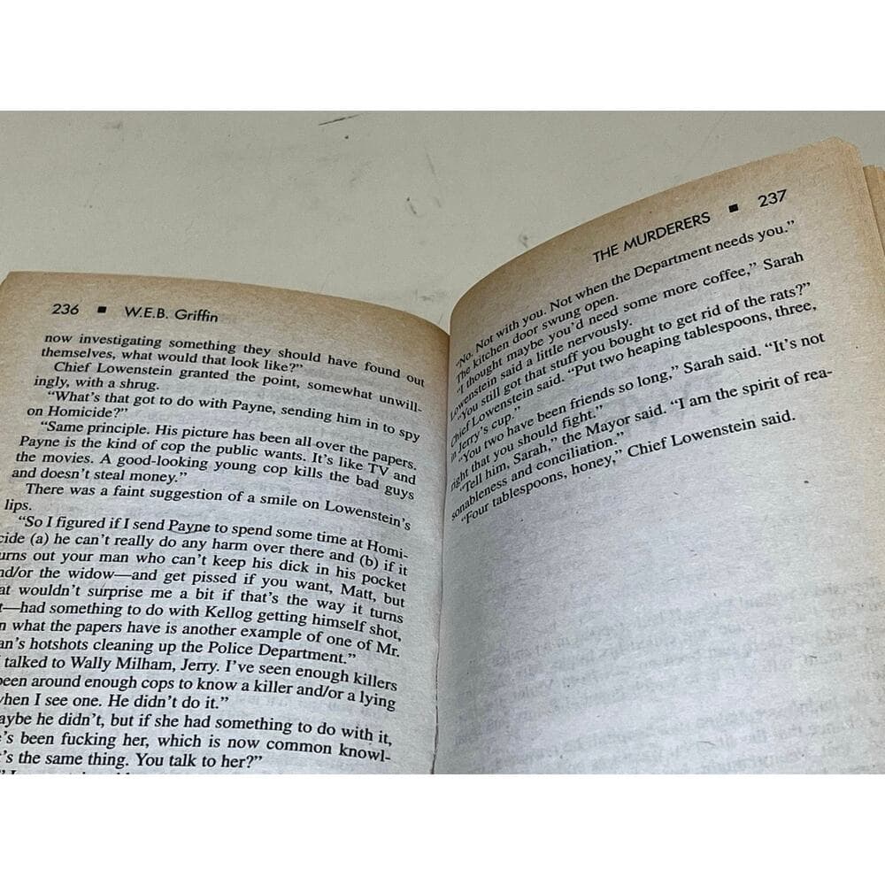 The Murderers Badge of Honor Book 6 W.E.B Griffin PaperBook - Thumbnail 2