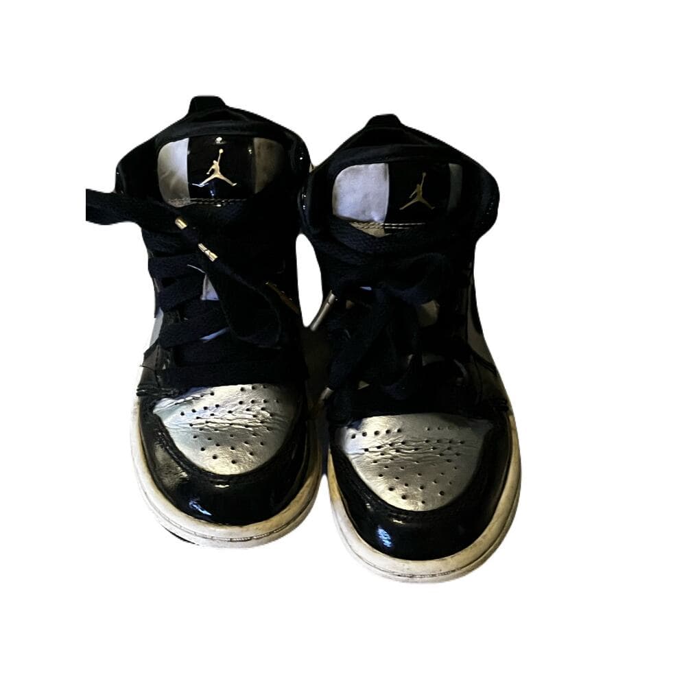 KIDS JORDAN 1 MID SE TD (BLACK/METALLIC GOLD/METALLIC SILVER) SIZE 10C - Thumbnail 2