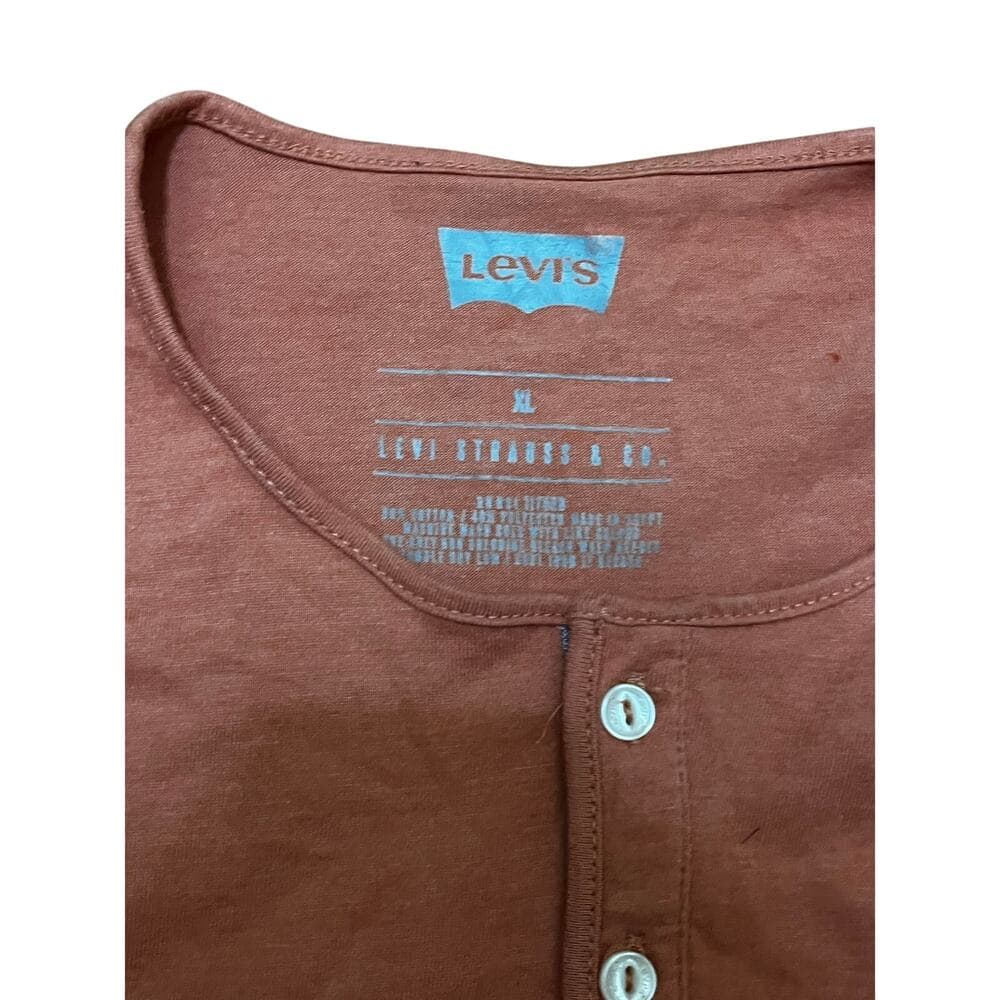 Levi’s Men’s Peach Top With 3 Buttons On It Size X-Large