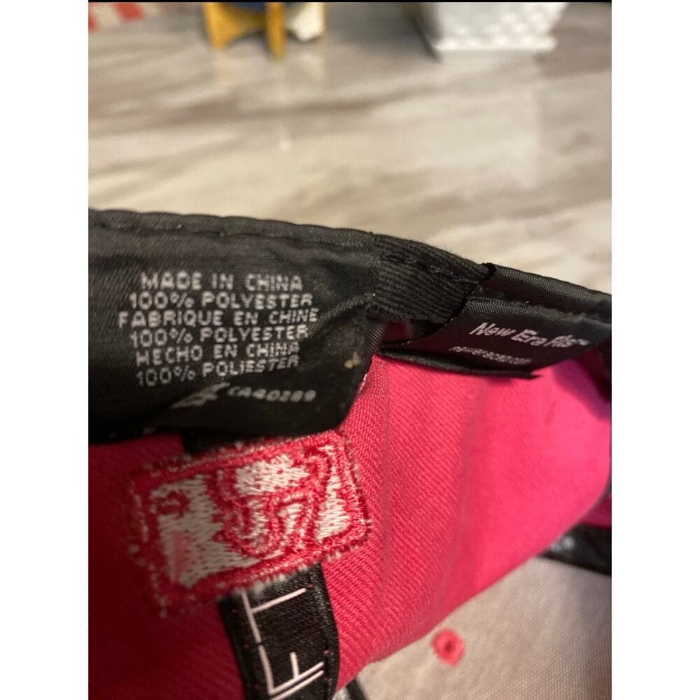 New Era Hat Size 7 1/2 Pink & Black Yankee - Thumbnail 4