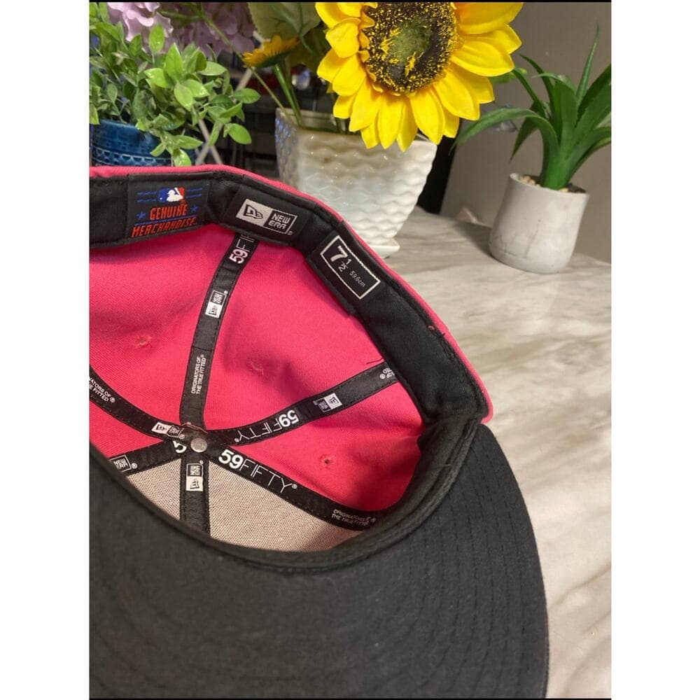 New Era Hat Size 7 1/2 Pink & Black Yankee - Thumbnail 3