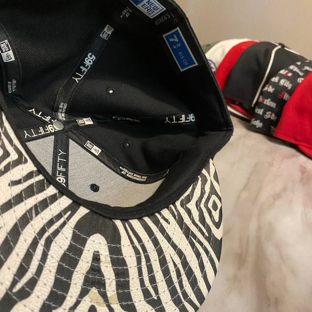 New Era Hat Size 7 3/4 Black & White Yankee - Thumbnail 3
