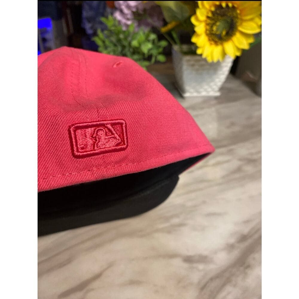 New Era Hat Size 7 1/2 Pink & Black Yankee - Thumbnail 5