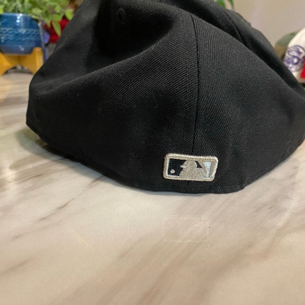 New Era Hat Size 7 3/4 Black & White Yankee - Thumbnail 2