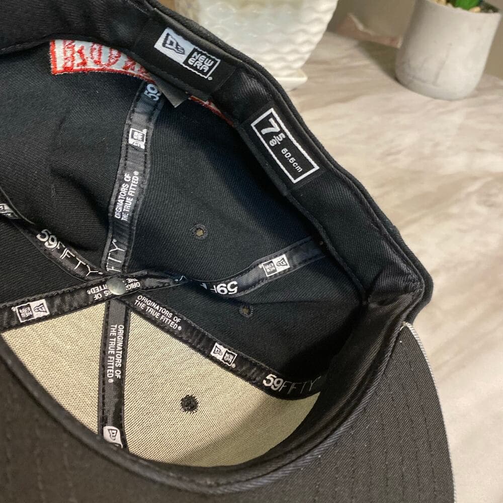 New Era Hat Size 7 5/8 Black/Sliver/Red NY - Thumbnail 4