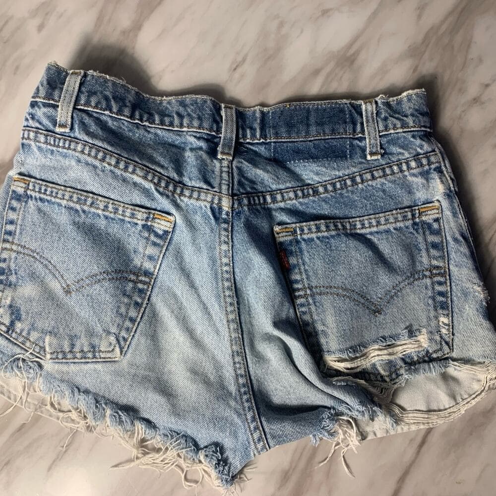 Levi’s Women’s Shorts Size Medium - Thumbnail 3