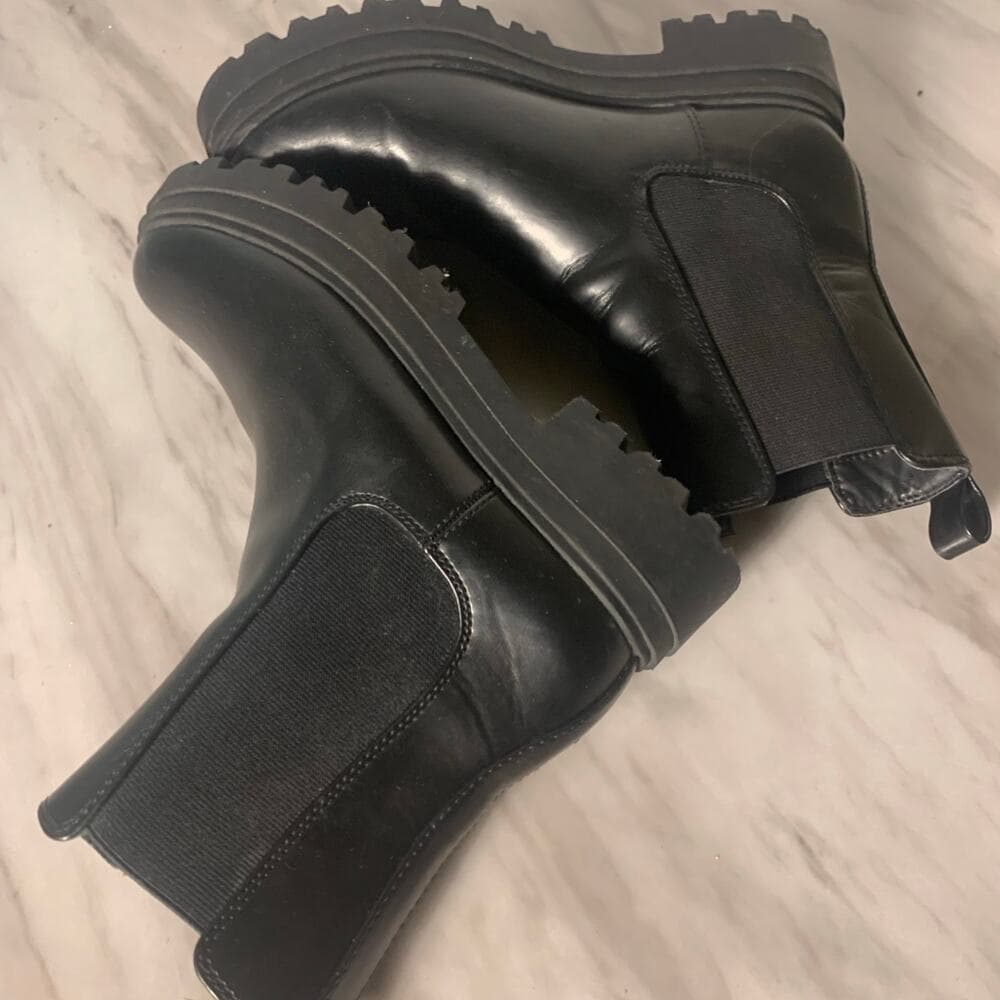 Women’s boots Size 8 in good condition - Thumbnail 2