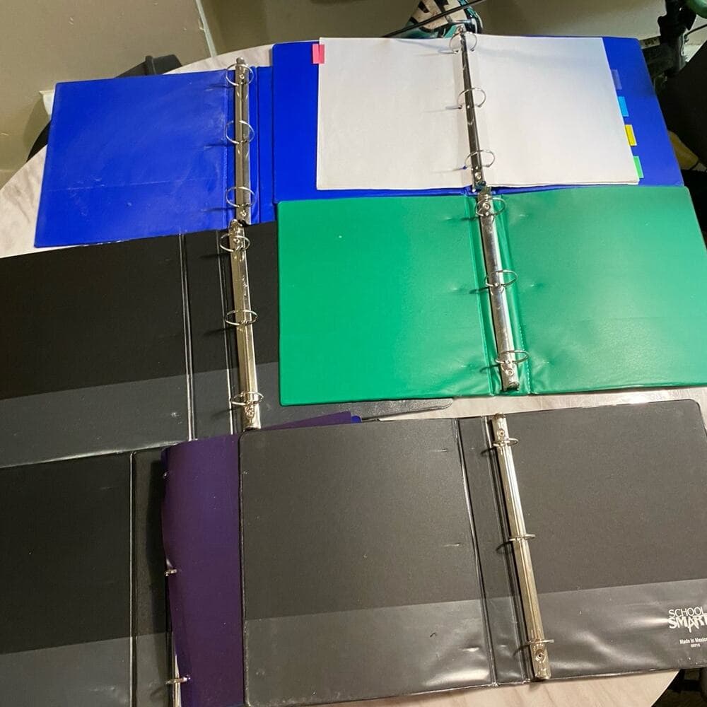 A bundle of 6 school binders - Thumbnail 2