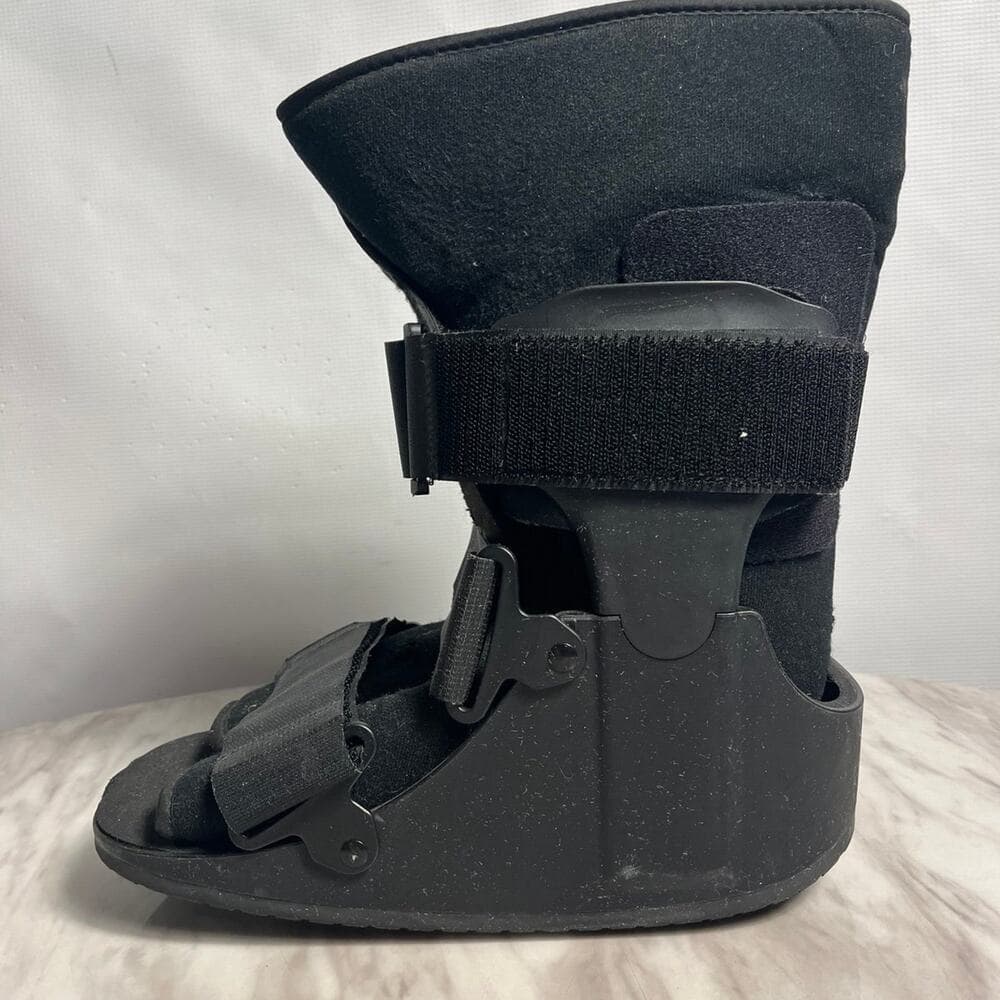 The United Ortho air short cam walking boot Size Medium - Thumbnail 2