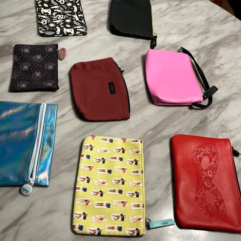 A Bundle Of 8 Spay Makeups Bags