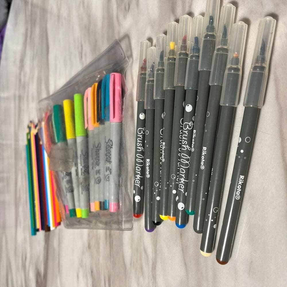 A Bundle Of Color Pencils & Markers - Thumbnail 2