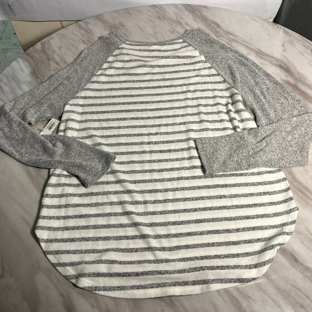 Old Navy Women’s Long Sleeve Size Large - Thumbnail 4