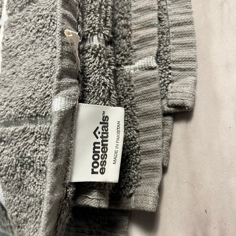 2 Room Essentials Grey & White Towels - Thumbnail 2