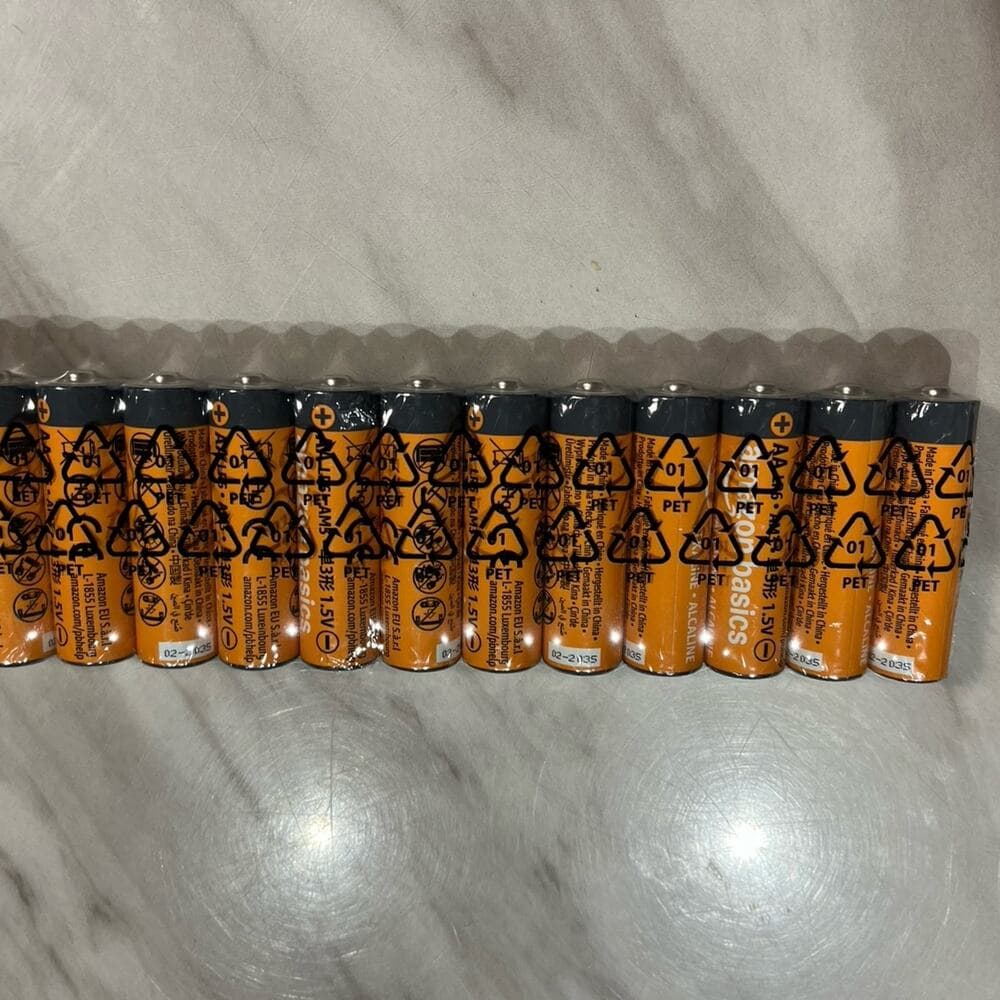 Amazon Basics 12-Pack AA Alkaline Batteries, 1.5 Volt, Long Lasting Power - Thumbnail 2