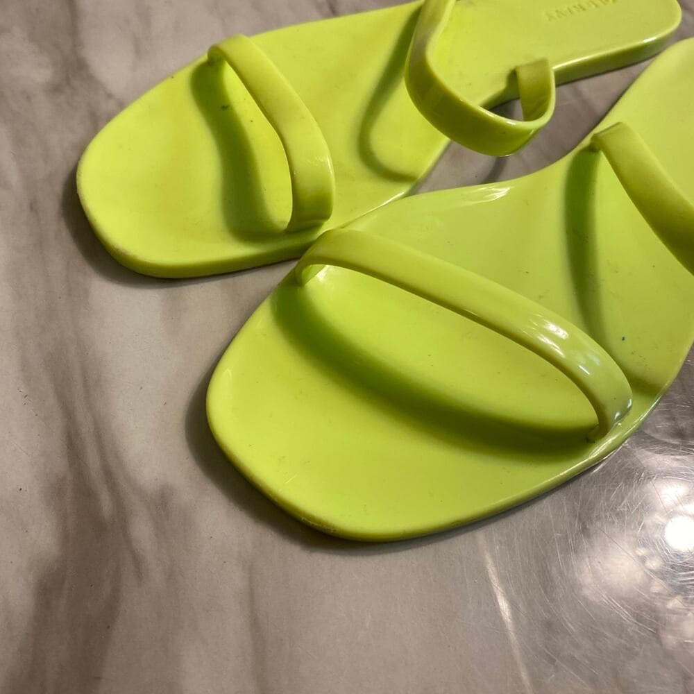 Old navy sandals size 9 for women’s - Thumbnail 3