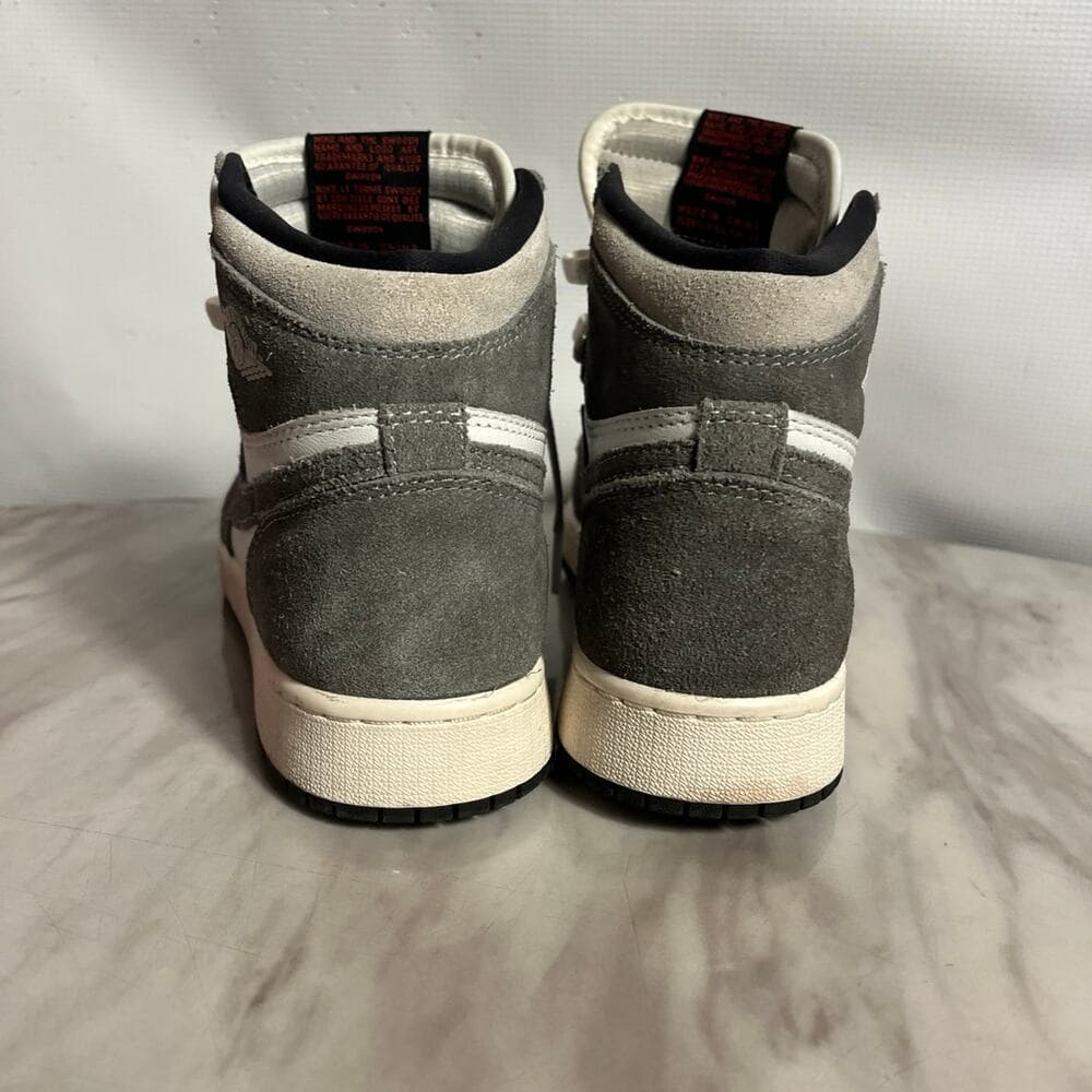 Air Jordan 1 Retro High OG Smoke Grey Size 6.5 Y - Thumbnail 4