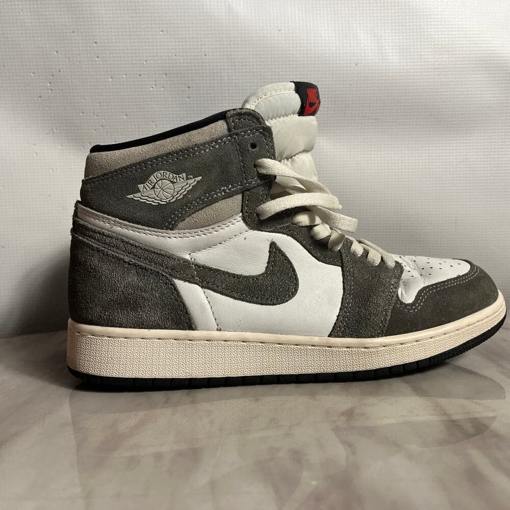 Air Jordan 1 Retro High OG Smoke Grey Size 6.5 Y - Thumbnail 2