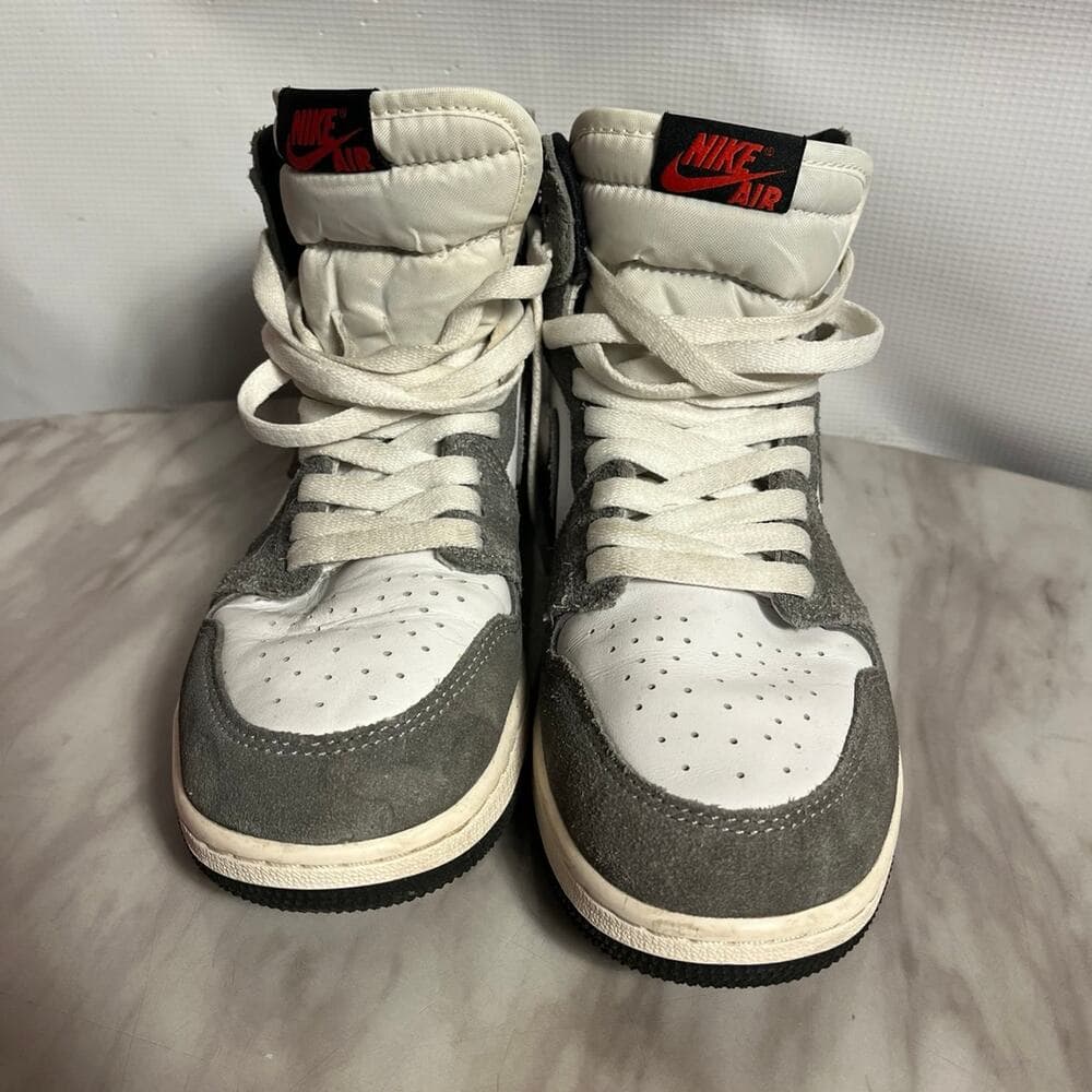 Air Jordan 1 Retro High OG Smoke Grey Size 6.5 Y - Thumbnail 3