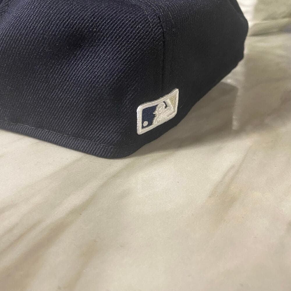 New Era hat 7 5/8 - Thumbnail 3