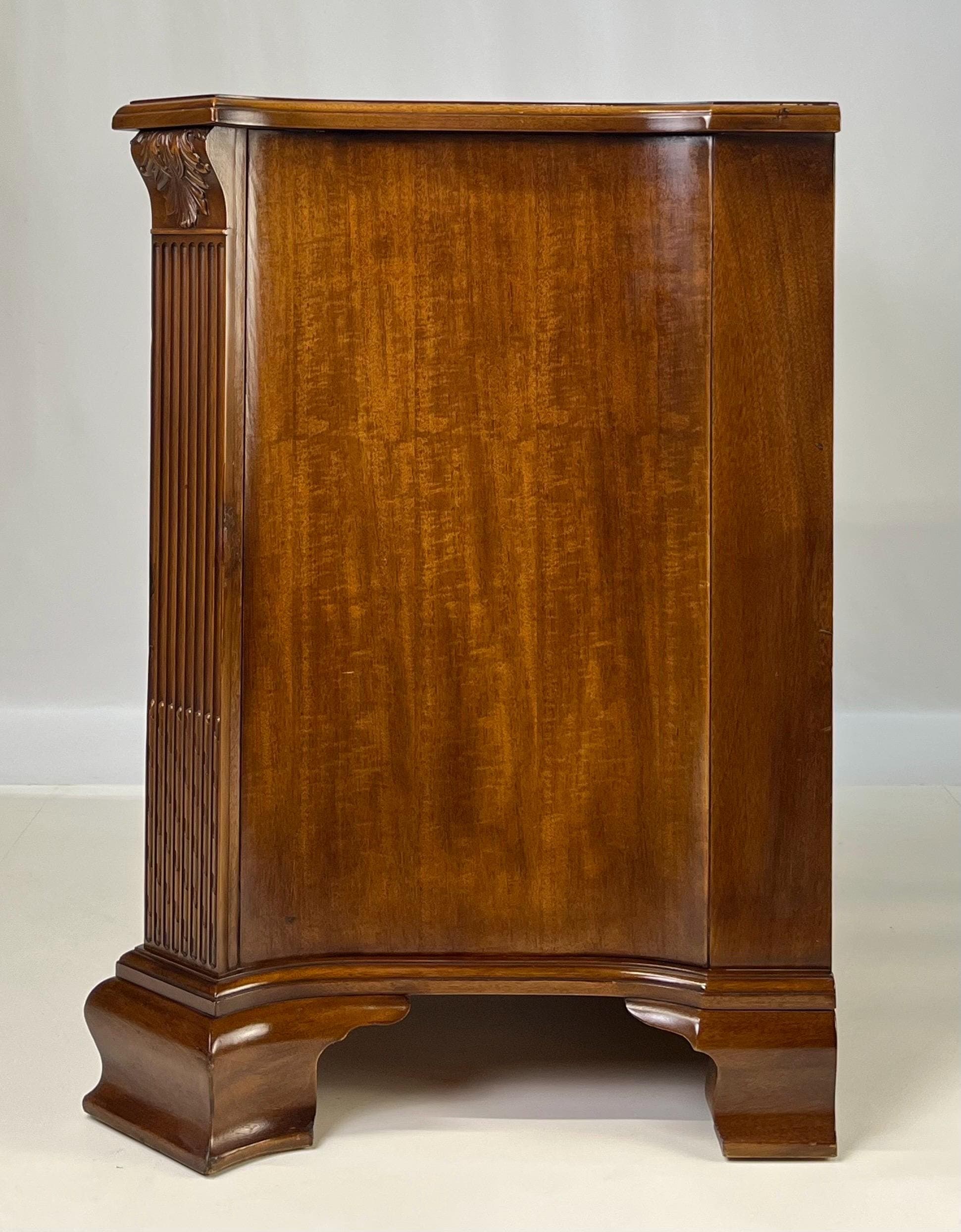 EJ Victor Mahogany Serpentine Bachelor's Chest With Brushing Slide - Thumbnail 9