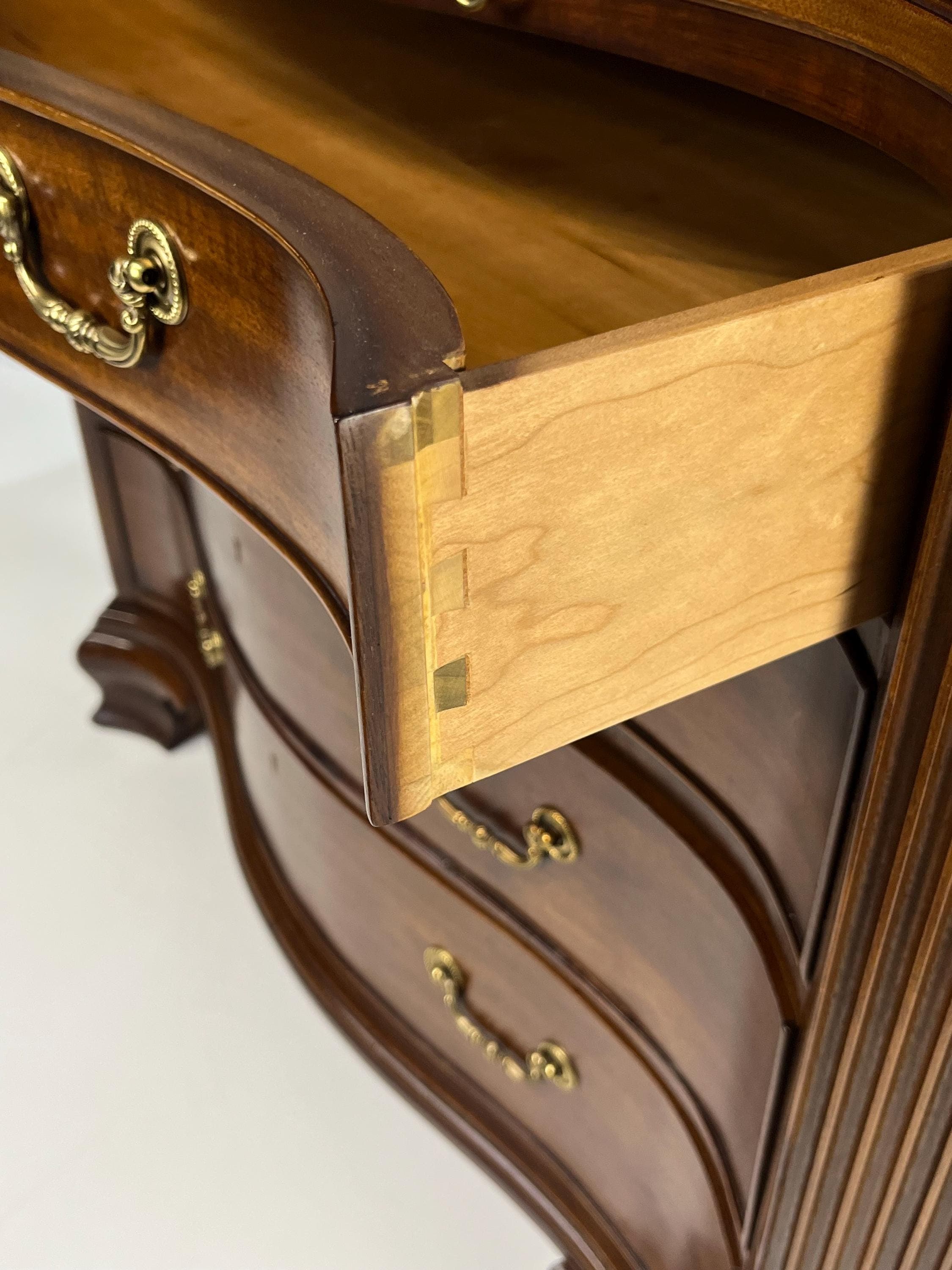 EJ Victor Mahogany Serpentine Bachelor's Chest With Brushing Slide - Thumbnail 11