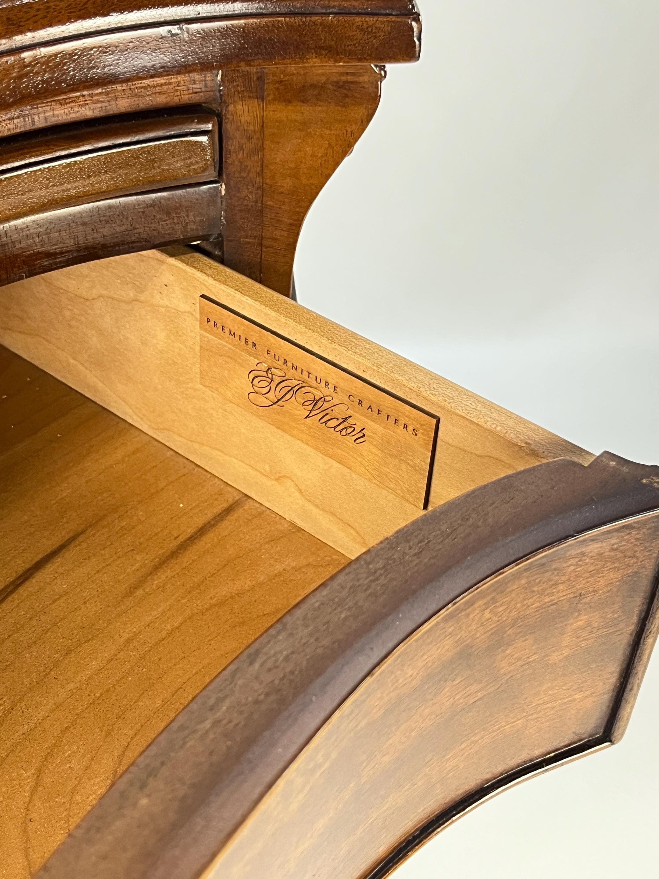 EJ Victor Mahogany Serpentine Bachelor's Chest With Brushing Slide - Thumbnail 3